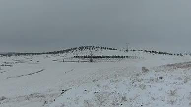 4K航拍东北冬季雪山风光视频的预览图